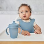 Delený tanierik s prísavkou + silikónový hrnček s náustkom 240 ml - set modrý