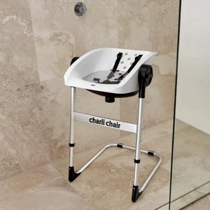 Konec bolavých zad: Pomůže novinka - Koupací židlička 2v1 Charli Chair