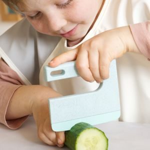 Malé ruce, velká chuť pomáhat: objevte KLYV – první dětský nůž, který si děti zamilují