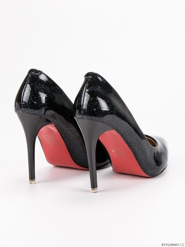 Čierne topánky s červenou podrážkou