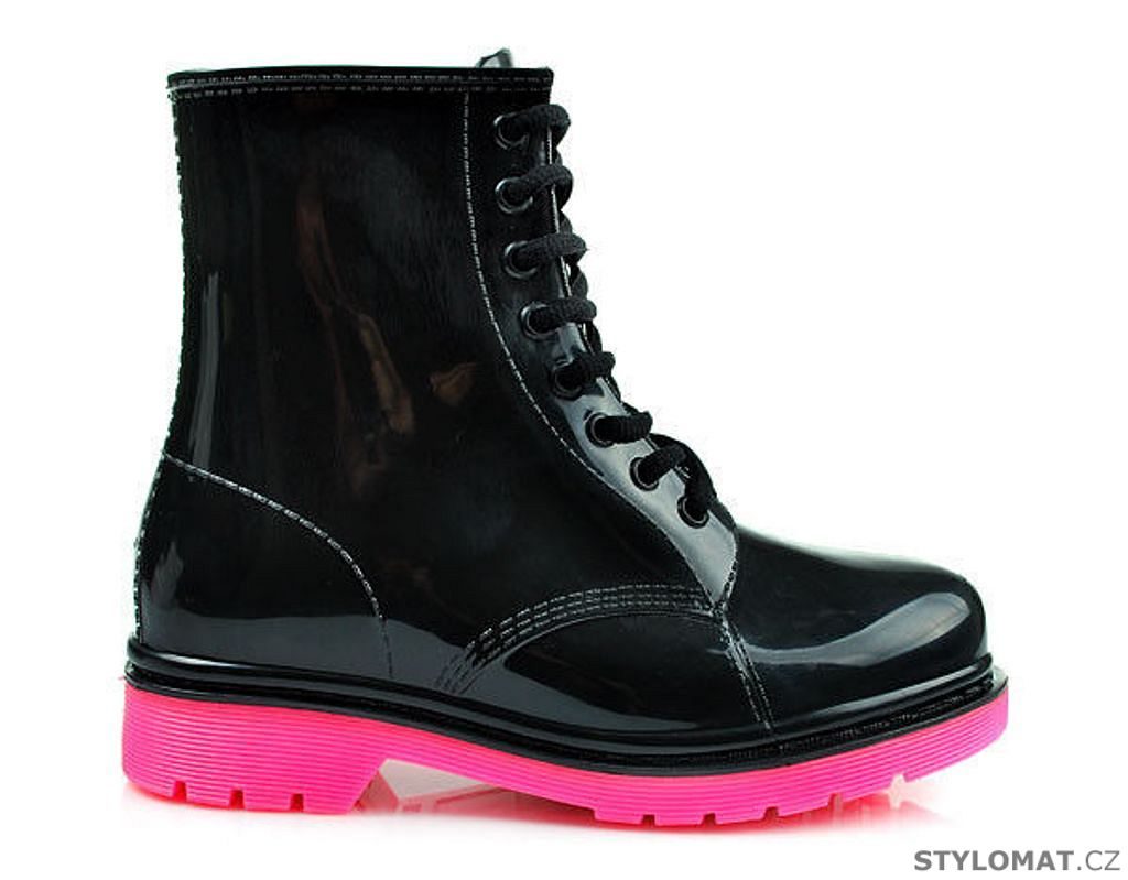 Мегатоп обувь кроссовки. Ботинки с розовой подошвой. Ботинки с розовой подошвой женские. Черные ботинки с розовой подошвой. Резиновые ботинки на шнурках.