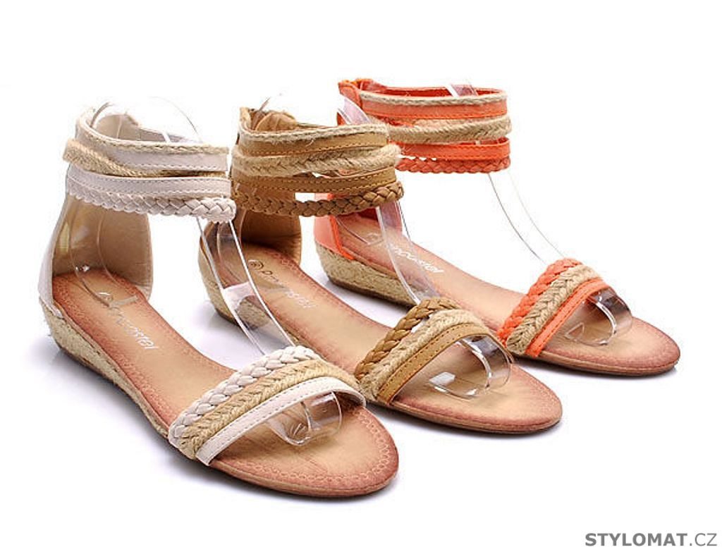 Lososové sandály na nízkém klínu - CNB - Sandále