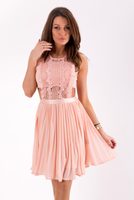 Růžové šaty s plisovanou sukní