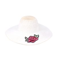 Široký klobouk s výšivkou bílý