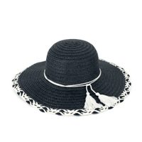 Černý klobouk se vzorovaným lemem