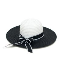 Černo-bílý klobouk na léto s mašlí