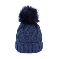 Modrá čepice s pleteným vzorem