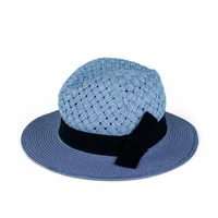 Měkký modrý klobouk se stuhou