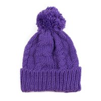 Teplá zimní čepice s střapcem purpurová
