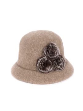 Béžový klobouk s kožešinou