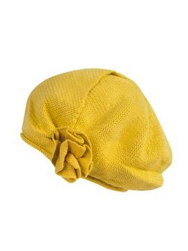 Pletený žlutý baret v módním stylu