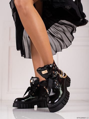 Lakované dámské kotníkové boty s ozdobami shelovet