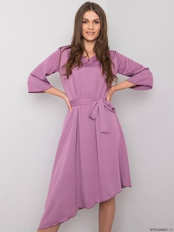 Asymetrické fialové šaty s opaskem