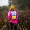 Originální malinová čepice se zahnutím na zimu
