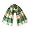 Klasická zimní šála s károvaným motivem