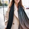 Elegantní šála v klasickém střihu černozelená
