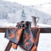Krásná zimní šála zdobená zvířecím motivem šedá