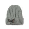 Elegantní šedá čepice s motýlkem