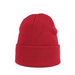 Originální červená čepice se zahnutím na zimu