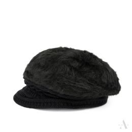 Příjemná čepice s kšiltem - černá