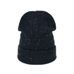 Minimalistická černá čepice