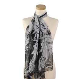 Lehký šátek s černobílým vzorem