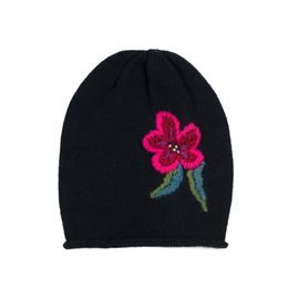 Černá čepice s vyšívanou květinou