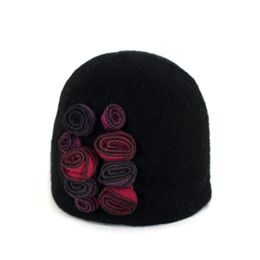 Vlněný klobouček s květy černý