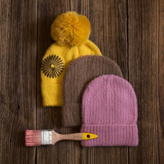 Žlutá čepice s květinou a bambulí