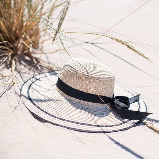 Klobouk s širokou krempou a černými ozdobami