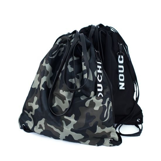 Černý vak na záda