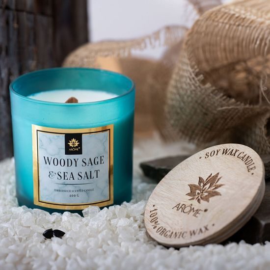 ARÔME Svíčka 400 g s dřevěným knotem a víčkem, Woody Sage and Salt