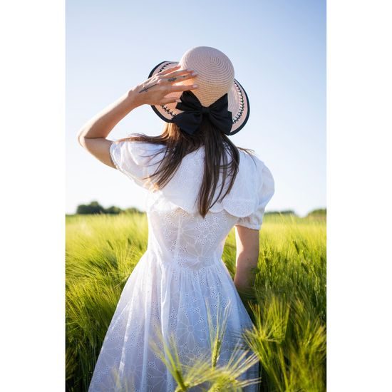 Klobouk se zdobeným lemem