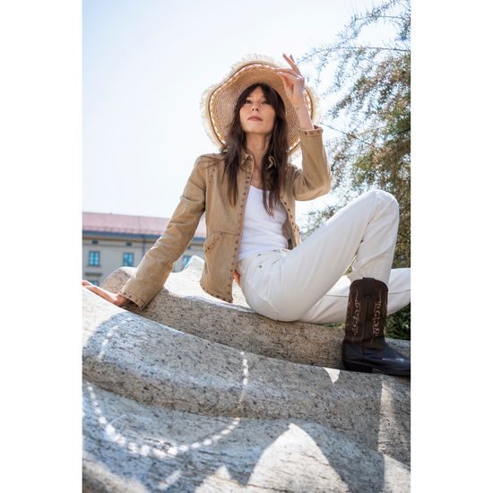 Vzdušný lehký klobouk se stuhou