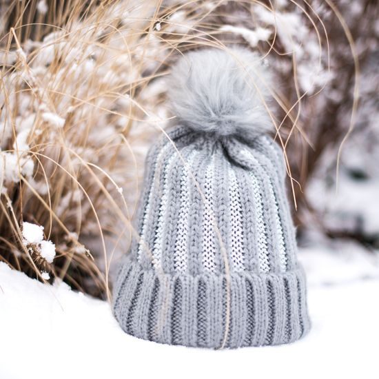 Čepice s bambulí šedá