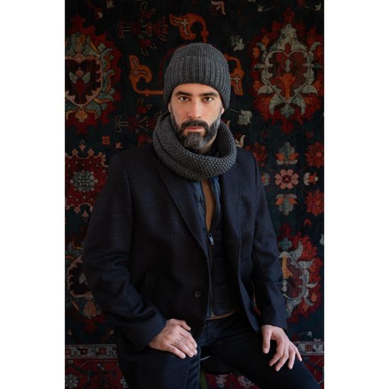 Pletená dámská elegantní čepice se šálou grafitová