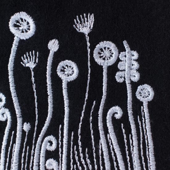 Černé rukavice s bílou výšivkou připomínající květy