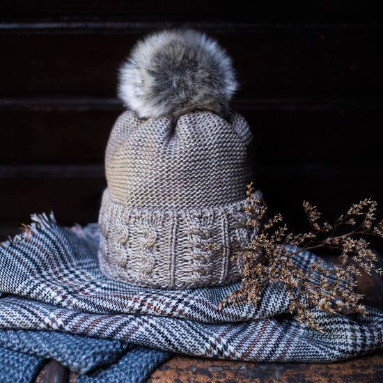 Zimní čepice s bambulí tmavě béžová