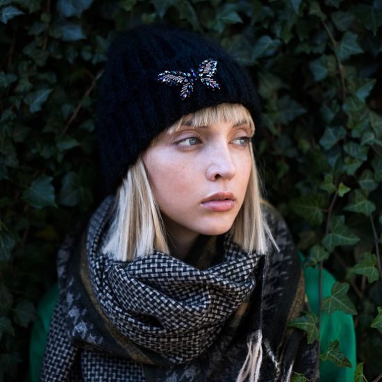 Elegantní šedá čepice s motýlkem