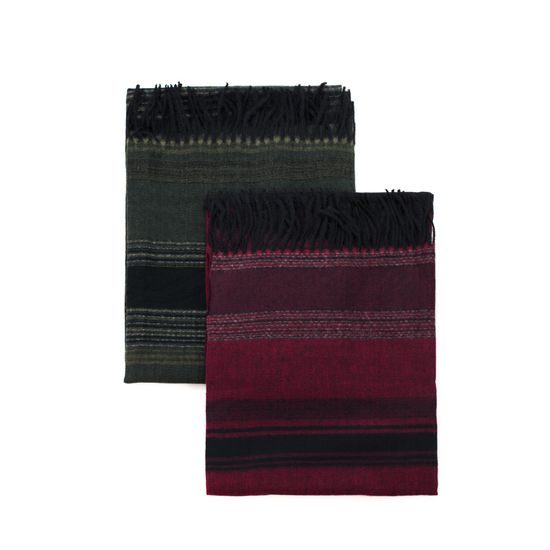 Tmavý šál v modré barvě