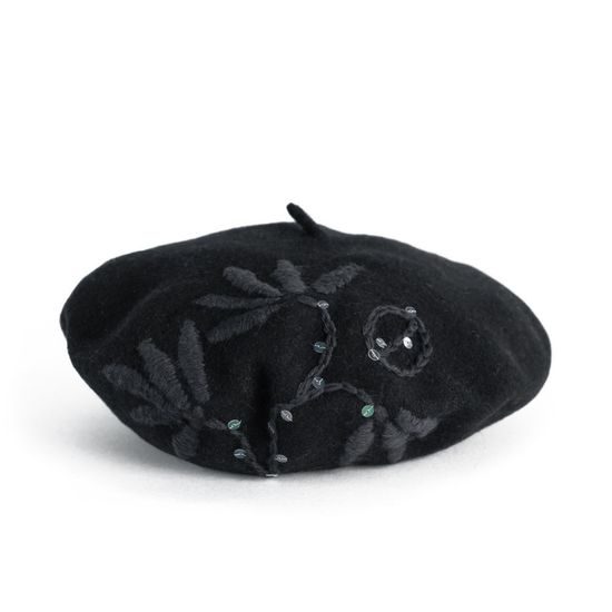 Baret s výšivkou černý