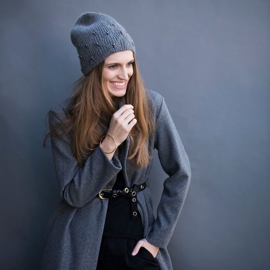 Čepice s tmavými perličkami šedá