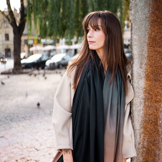 Elegantní šála v klasickém střihu černozelená