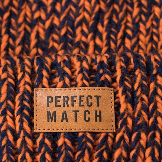 Černobílá čepice s bambulí