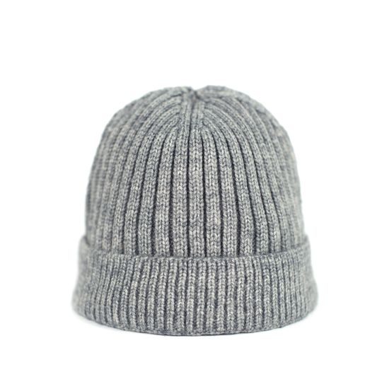 Žlutá čepice s pruhy