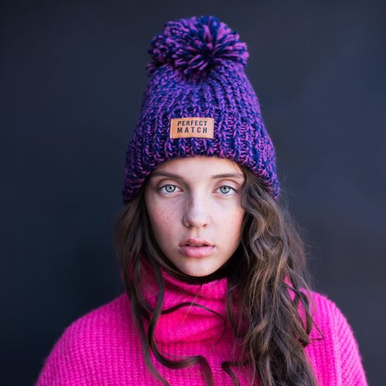 Černobílá čepice s bambulí