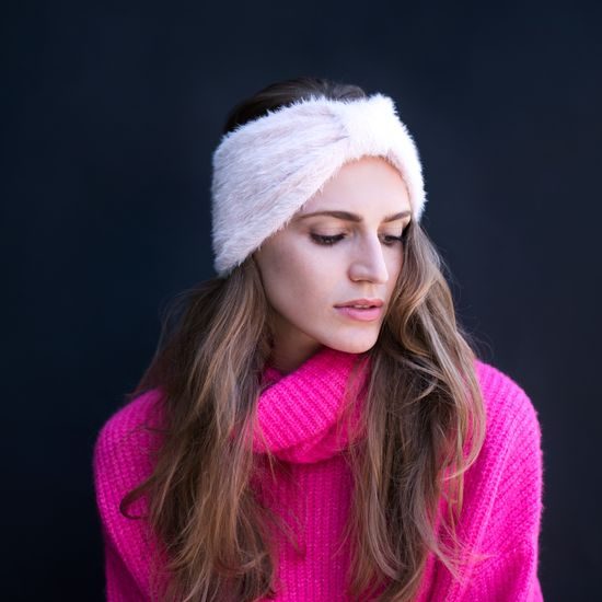 Šedá chlupatá čelenka