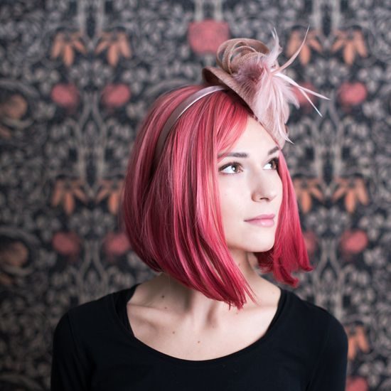 Elegantní bílý fascinátor