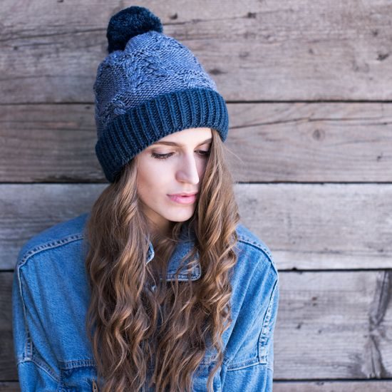 Béžovohnědá čepice s bambulí