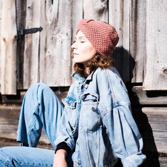 Podzimní pletená čelenka modrá